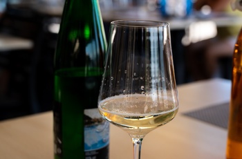 Spanien, Baskerlandet, Getaria - der nydes txakoli, der er en meget tør sparkling vin fra området omkring Getaria