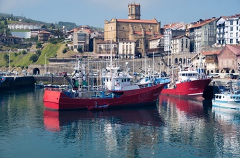 Spanien, Baskerlandet, Getaria - fiskerbåde i havnen