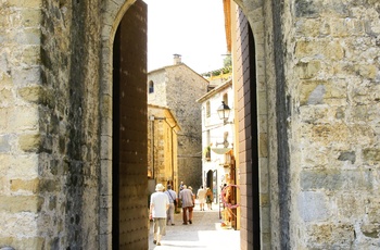 Spanien, Catalonien, Besalú - vue gennem port ind i byen