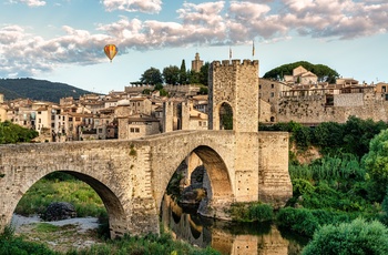 Spanien, Catalonien, Besalú - vue over broen mod middelalderbyen