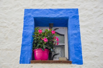 Spanien, Catalonien, Sitges - malerisk vindue med farverig blomster