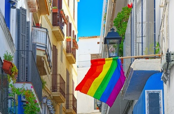 Spanien, Catalonien, Sitges - regnbueflaget i byen