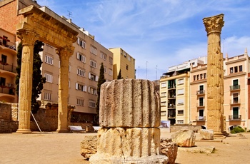 Spanien, Catalonien, Tarragona - ruiner fra byens romerske forum omgivet af byens huse