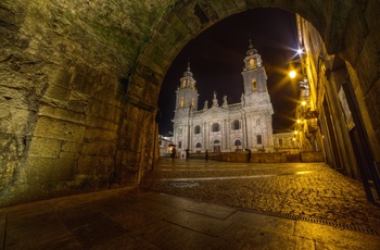 Spanien, Lugo, Lugo - byens katedral set gennem port i den romerske bymur