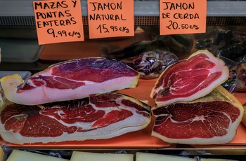 Spanien, Navarra, Pamplona - iberisk skinke hos en slagter i byens gamle del Viejo