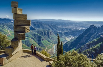 Smuk udsigt fra skulpturen "De 8 trin til himlen" ved klosteret Montserrat nordvest for Barcelona