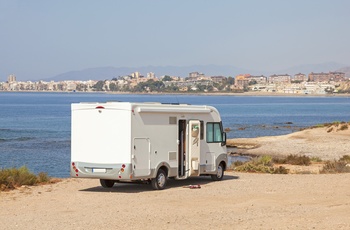 Autocamper parkeret ved stranden i det sydlige Spanien