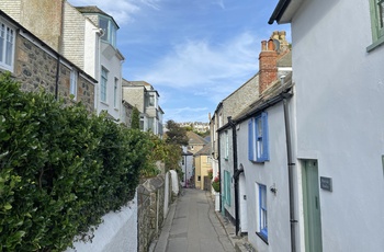 Hyggelig gade i kystbyen St. Ives i Cornwall - England