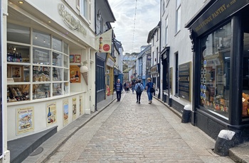 Smal gade med gallerier og små butikker i kystbyen St. Ives i Cornwall - England