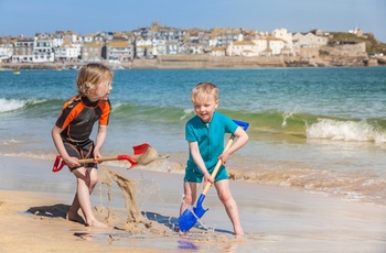 Børn nyder livet ved kystbyen St. Ives i Cornwall - England