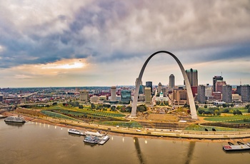 Gateway Arch ved Mississippi floden i St. Louis, Missouri i USA
