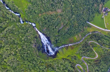 Stalheimsfossen og vejen Stalheimskleiva i Norge