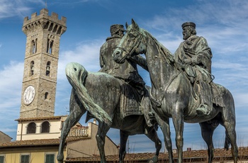 Statue af Garibaldi møder Vittorio Emanuele på Piazza Mino-pladsen i Fiesole - Toscana i Italien