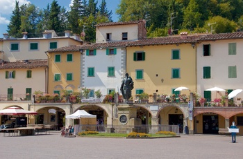 Statue af Giovanni da Verrazzano på Piazza Matteotti i Greve in Chianti - Toscana i Italien