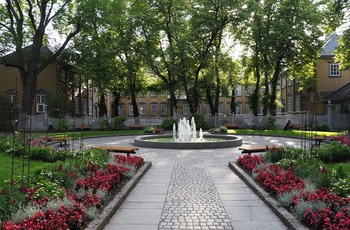 Stiftsgården i Trondheim haven