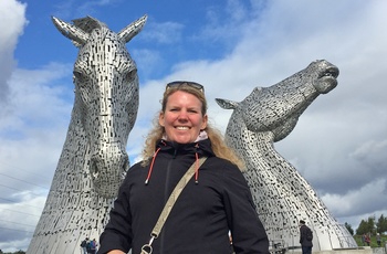 Stine foran The Kelpies i Skotland - rejsespecialist i Roskilde