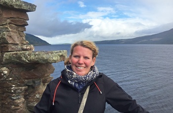 Stine ved Loch Ness i Skotland - rejsespecialist i Roskilde