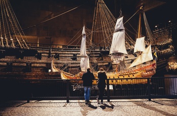 2 besøgende foran model af Vasa skibet i Vasamuseet, Stockholm, Sverige