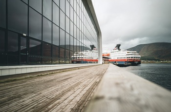 Hurtigruten ved Hurtigrutemusset i Stokmarknes - Foto: Hans Joachim Kaiser Unsplash