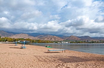 Sandstrand nær feriebyen Cholpon-Ata ved Issyk-Kul søen - Kirgisistan