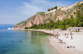 Arvanitia-stranden ved kystbyen Nafplio på Peloponnes - Grækenland