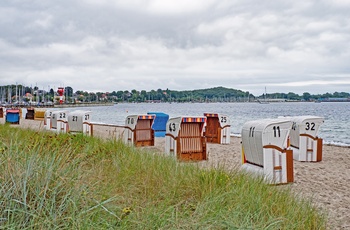 Strand med de karakteristiske tyske strandkurve ved købstaden Eckernförde i Slesvig-Holsten - Tyskland
