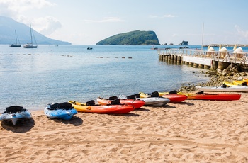 Strand ved kystbyen Budva i Montenegro