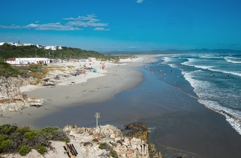 Stranden Grotto Beach og Walker Bay i kystbyen Hermanus i Sydafrika