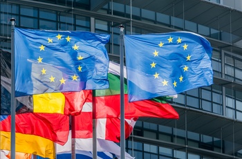 Flag foran Det europæiske Parlament i Strasbourg, Frankrig