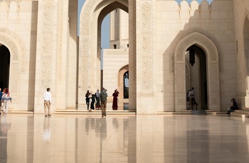 Sultan Qaboos Grand Mosque i Muscat - Foto: Laura Tommasina, Unsplash