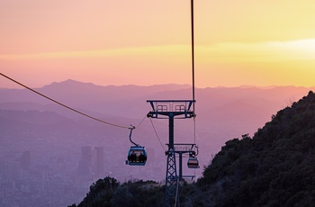 Svævebanen Dajti Ekspres ved solnedgang og hovedstaden Tirana i baggrunden - Albanien