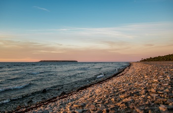 En del af Ekstakusten kyststrækning og øen Stora Karlso i baggrunden, Gotland i Sverige
