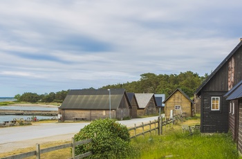 Lille fiskeby langs Ekstakusten kyststrækning, Gotland i Sverige