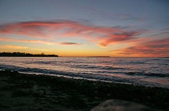 Solnedgang over Ekstakusten kyststrækning, Gotland i Sverige