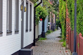 Brostensbelagt smal gade i Halmstad, Sverige
