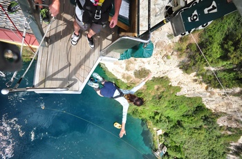 Bungy jumping fra Kawarau Bridge på Sydøen i New Zealand