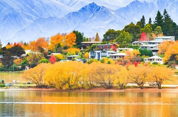 Lake Wanaka og byen Wanaka i efterårsfarver -Sydøen i New Zealand