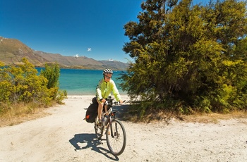 På cykel ved bredden af Lake Wanaka - Sydøen i New Zealand