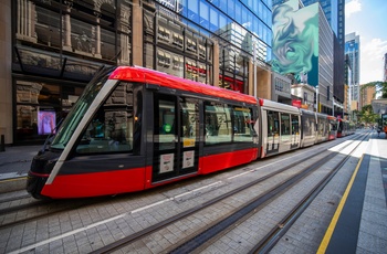 Tram gennem gaderne i Sydneys centrum - Australien