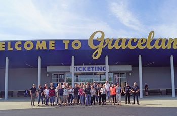 MC Sydstaterne - Gruppebillede ved indgangen til Graceland i Memphis