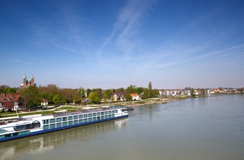 Flodkrydstogtsskibe på Rhinen og Speyer domkirken i horisonten - Sydtyskland