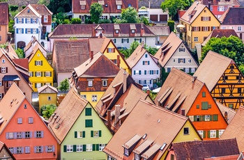 Farverige huse i middelalderbyen Dinkelsbühl´s centrum, Sydtyskland