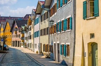 Farverige huse i smal gade midt i Füssen, Sydtyskland