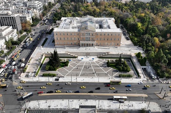 Luftfoto af Syntagma-pladsen og det gamle palads i Athen - Grækenland