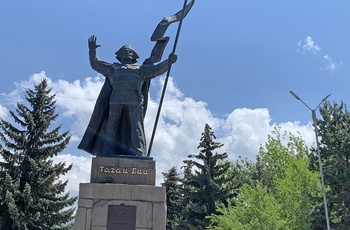 Taygaytay-statuen midt i Karakol - Kirgisistan