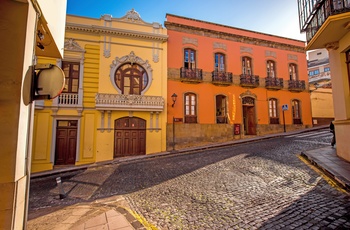 Brostensbelagt gade med farverige facader i byen La Orotava på Tenerife