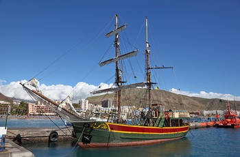 Havn med gammelt træskib i Los Cristianos på Tenerife