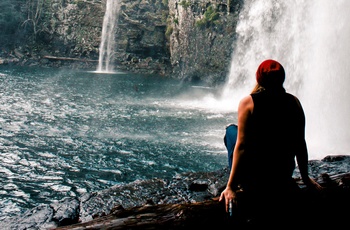 Ung pige kigger på vandfald i Fall Creek Falls State Park - Tennessee