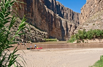 I kano på Rio Grande floden i Big Bend National Park, Texas i USA