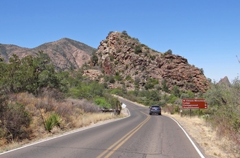 Vej og skilt i Big Bend National Park i Texas, USA